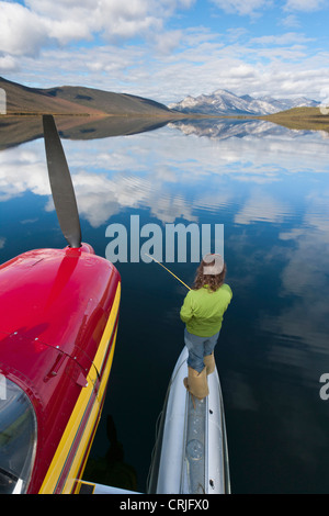 Un pêcheur jette pour la truite à partir d'un hydravion, le lac Takahula, Alatna River, Alaska. (MR et PR) Banque D'Images