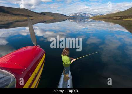 Un pêcheur jette pour la truite à partir d'un hydravion, le lac Takahula, Alatna River, Alaska. (MR et PR) Banque D'Images