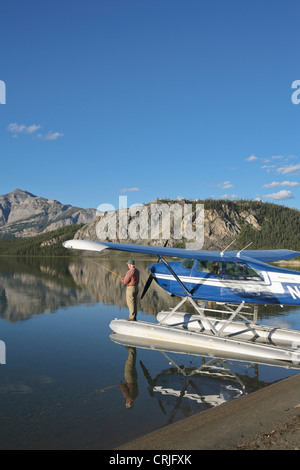 Un pêcheur jette pour la truite à partir d'un hydravion, le lac Takahula, Alatna River, Alaska. (MR et PR) Banque D'Images