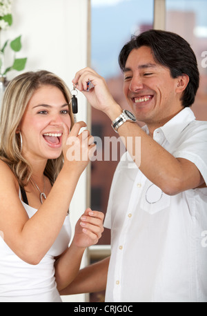 Man giving les clés de sa voiture à sa petite amie enthousiaste Banque D'Images