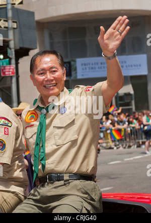 L'acteur George Takei, célèbre pour son rôle dans Star Trek, est un grand maréchal à la parade de la Gay pride à New York Banque D'Images