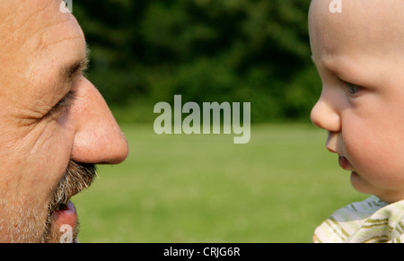 Grand-père et son petit-fils à l'autre dans les yeux, Allemagne Banque D'Images