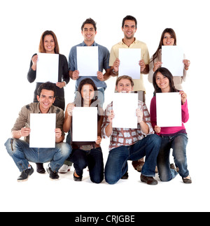 Groupe de jeunes dans des vêtements décontractés holding empty white cartons contre l'appareil photo Banque D'Images