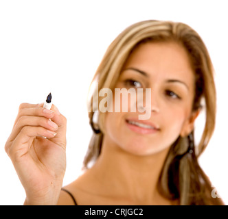 Jeune femme quelque chose de dessin sur une vitre imaginaire devant elle avec un stylo Banque D'Images