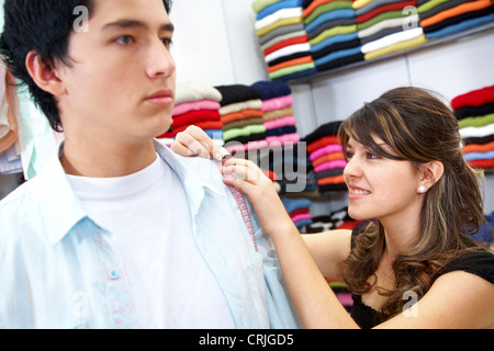 Créateur de mode de prise de mesures dans un magasin Banque D'Images