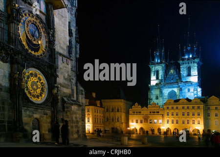 La place de la vieille ville, avec Teyn l'église et de l'horloge astronomique dans la nuit, en République tchèque, Prague Banque D'Images