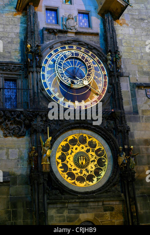 La célèbre horloge astronomique de nuit, en République tchèque, Prague Banque D'Images