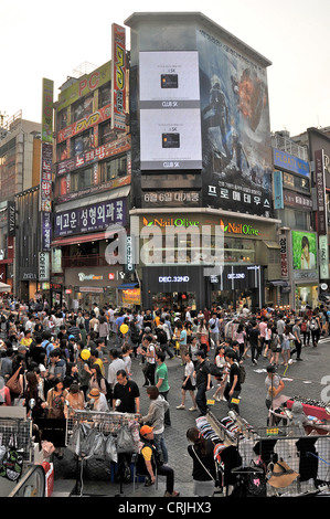 Foule dans la rue commerciale Séoul Corée du Sud Banque D'Images