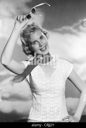 Young woman holding sunglasses Banque D'Images