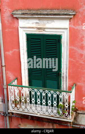 Fenêtre traditionnelle avec balcon à Lipari, Italie, Sicile Banque D'Images