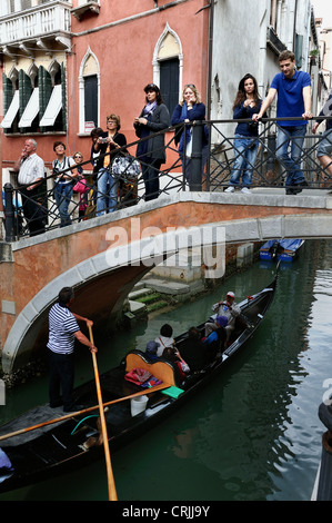 En passant sous le pont piétonnier gondole à Venise Italie Banque D'Images