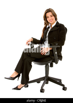 Jeune femme avec des cheveux brun clair assis sur une chaise de bureau avec un sourire Banque D'Images