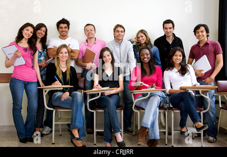 Les amis ou les étudiantes smiling in a classroom Banque D'Images