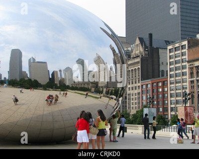 Jeune femme se reflétant dans un grand bol de prendre photo de Millenium Park, Chicago, USA Banque D'Images