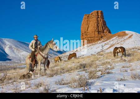 Amérique du Nord ; USA ; Wyoming ; Shell ; équitation Cowboy entendu sur ses chevaux dans la neige ; modèle libéré Banque D'Images