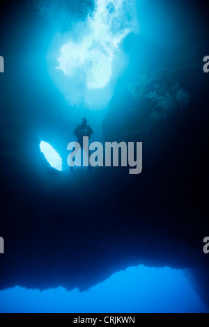 Scuba Diver en ordre décroissant dans le centre de plongée Blue Holes au large des îles de Palau en Micronésie. Banque D'Images