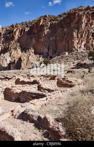 Pueblo ancestrales logements au Bandelier National Monument, Nouveau Mexique Banque D'Images