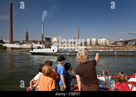 Enseignant montrant quelque chose aux enfants pendant un voyage sur le Rhin, en Allemagne, en Rhénanie du Nord-Westphalie, région de la Ruhr, Duisburg Banque D'Images