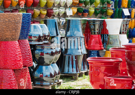 Pots colorés dans une poterie, France, Camargue, des Saintes-Maries-de-la-Mer Banque D'Images