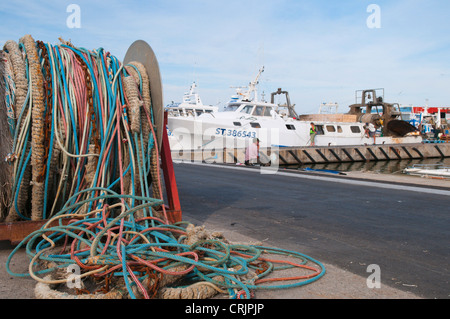 Tambour avec des cordes pour les chalutiers de pêche dans le port, France, Languedoc-Roussillon, Camargue, Le Grau-du-Roi Banque D'Images