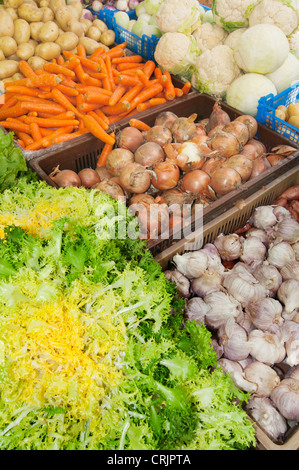 Salade et légumes au marché hebdomadaire, France, Languedoc-Roussillon, Saint Gilles Banque D'Images