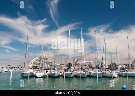 Voiliers du port de plaisance et bâtiments de l'hôtel dans le village de vacances La Grande Motte, France, Languedoc-Roussillon Banque D'Images