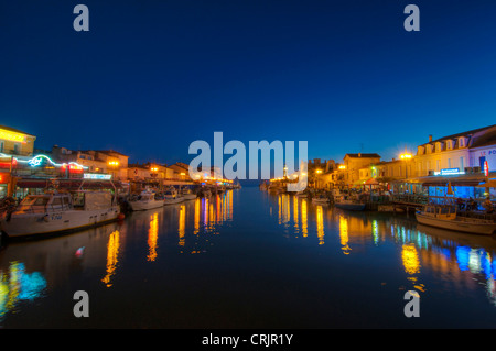 La CHANAL au Grau-du-Roi au crépuscule, avec les bateaux de pêche et des restaurants des deux côtés de la chanal, France, Languedoc-Roussillon, Camargue, Le Grau-du-Roi Banque D'Images