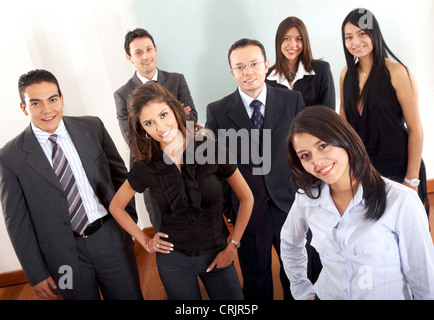 Gentil et le jeune groupe d'entrepreneurs d'affaires dans un environnement de bureau Banque D'Images