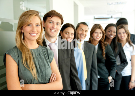 Groupe de gens d'affaires smiling in an office alignés Banque D'Images