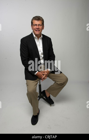 L'équipe américaine de basket-ball féminin coack Geno Auriemma pose au Sommet des médias USA à Dallas, TX avant les Jeux Olympiques de Londres Banque D'Images