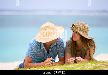 Jeune couple heureux sur une plage de sable blanc, l'Ile Maurice, de l'Océan Indien Banque D'Images