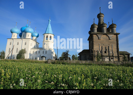 Sol en bois (1683-1688), Pierre (1808-1827) les églises et clocher (1852), la Russie, l'Arkhangelsk (Arkhangelsk) Région, Zaostrovie Banque D'Images