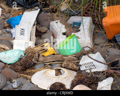 Des débris de plastique échoués sur l'île Inaccessible,Océan Atlantique Sud Banque D'Images