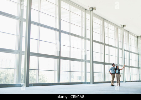 Business people talking in lobby Banque D'Images