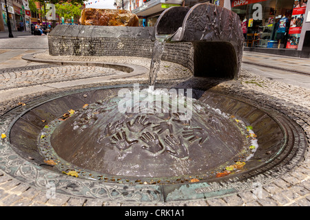 La rivière de la vie, projet a été élaboré à la suite de la bombe de l'IRA de 1993 à Warrington, qui a tué deux garçons Banque D'Images