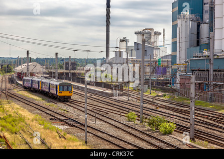 Warrington Bank Quay station avec l'usine Unilever derrière. Banque D'Images