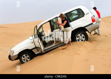 Une Jeep s'est coincé dans le désert de Dubaï Banque D'Images