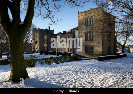 Bolling Hall Bradford, en hiver. Bolling Hall est l'un des plus anciens bâtiments Bradfords, elle date du xviie siècle. Banque D'Images