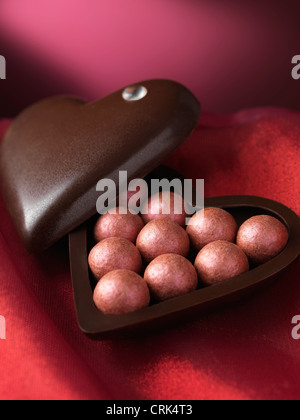 Close up de chocolats dans la boîte de décoration Banque D'Images