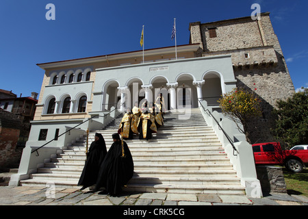 Les moines et les anciens de l'église orthodoxe en procession le dimanche de Pâques à Karyes, Mont Athos, Grèce. Banque D'Images