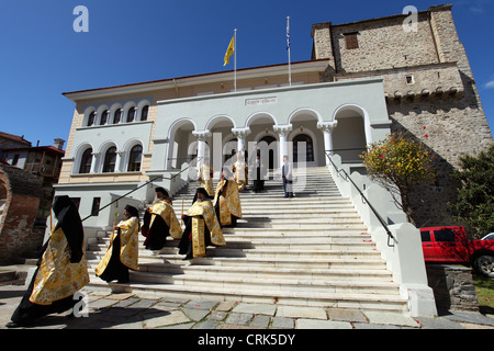 Les moines et les anciens de l'église orthodoxe en procession le dimanche de Pâques à Karyes, Mont Athos, Grèce. Banque D'Images