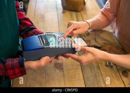 Woman shopping in store Banque D'Images