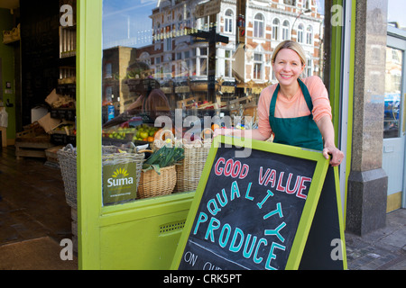 Smiling épicerie store extérieur permanent Banque D'Images