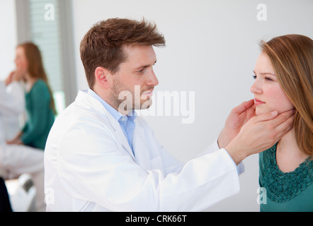 Doctor examining woman in office Banque D'Images