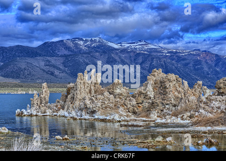 Tours de tuf sur lac Mono, Californie, USA Banque D'Images