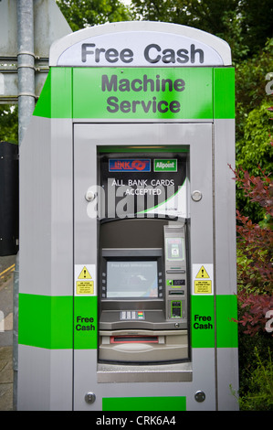 Sur ATM rue offrant gratuitement de l'argent à Presteigne Powys Mid-Wales UK Banque D'Images