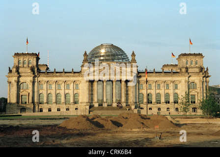 Plan du bâtiment du Reichstag à l'avant-plan dans la lumière du soir Banque D'Images