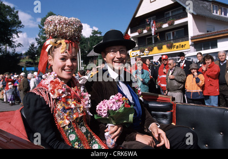 Couple de mariés en costume traditionnel Schwarzwaelder Banque D'Images