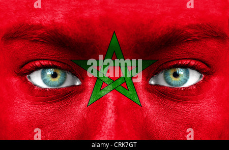 Visage humain peint avec un drapeau du Maroc Banque D'Images
