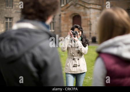Student taking photo d'amis Banque D'Images